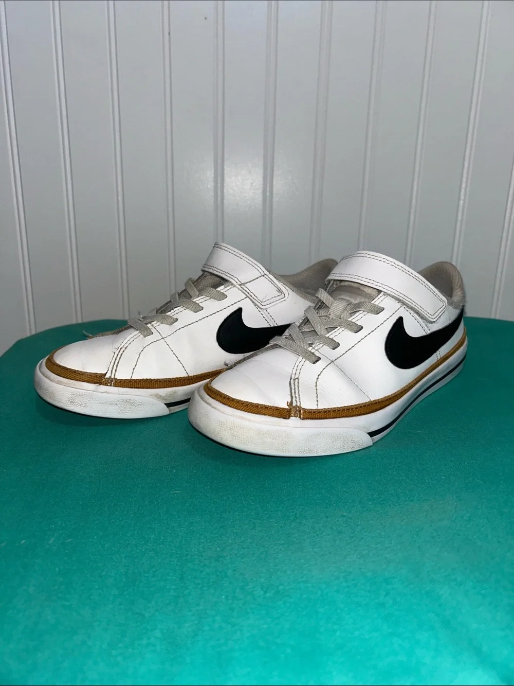 Nike Court Legacy -Tennis style shoe- SZ: 1Y